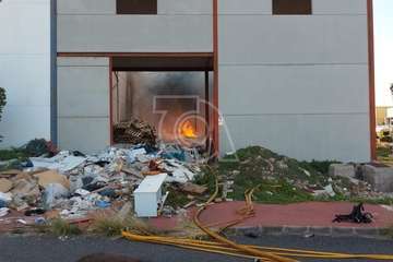 Los bomberos emplean más de 200.000 litros de agua y 9 horas de trabajo para sofocar el incendio de El Goro/TA.